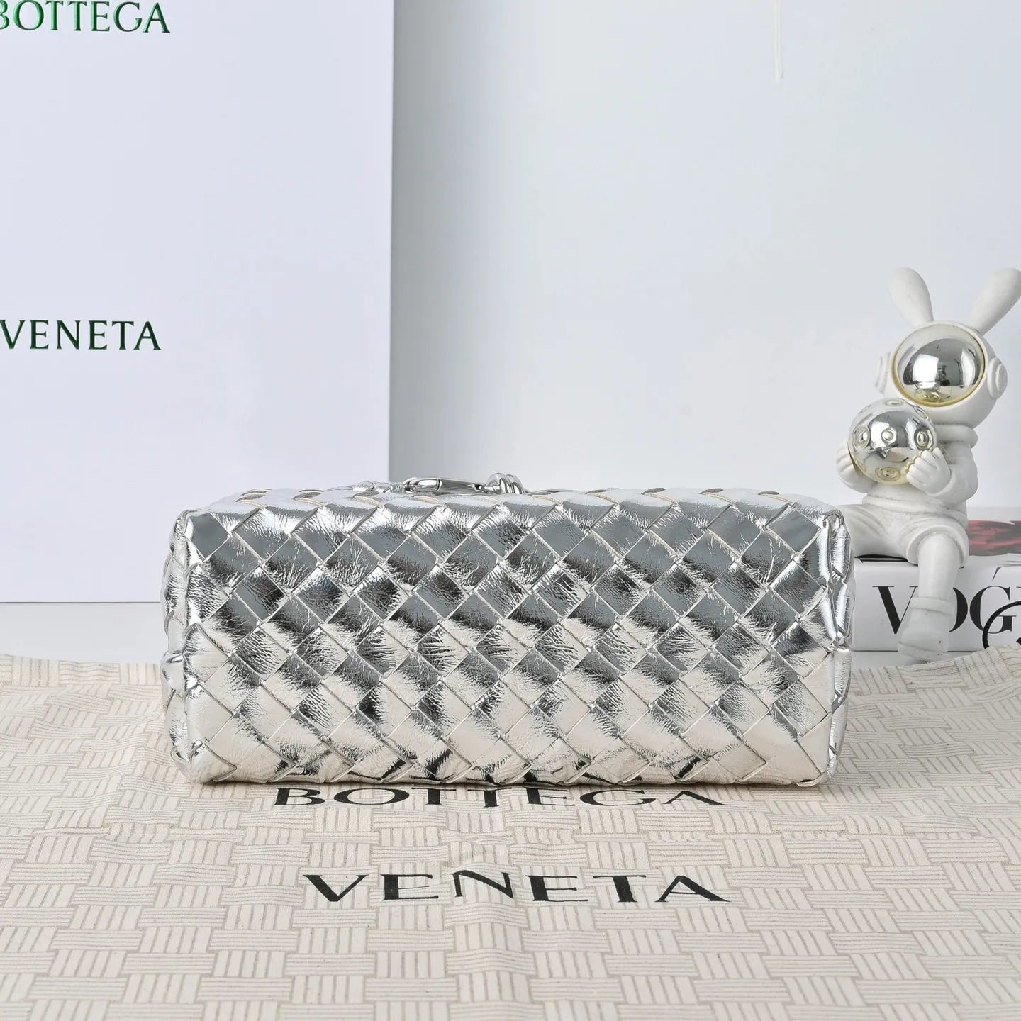 The 2023 new Andiamo batch of 1860 BV has been shipped‼ ️Really popular🔥The new Andiamo woven handbag launched by Bottega Veneta this season is really popular all over the world! ! Celebrities at home and abroad have worn it, and Oscar-winning actress Michelle Yeoh has taken it out on the street. Song Jia, Trai Yara, Yu Feihong, Sanji Ayaka, Rosie Hunting-Whiteley, Yoshioka Riho, etc. have all picked up this bag. It is classic and versatile, showing off its temperament, and the bag capacity is also large, which is very convenient for daily commuting! ! A variety of carrying methods, the shoulder straps can be adjusted by yourself, the original lambskin feels soft and delicate, and the unisex style breaks the gender boundaries and brings a more practical and longer-lasting use experience. Andiamo, which has both elegant and casual styles, perfectly interprets the true appearance of "fashionable old money style". Style number: 7463 Size: 25*22*10.5cm